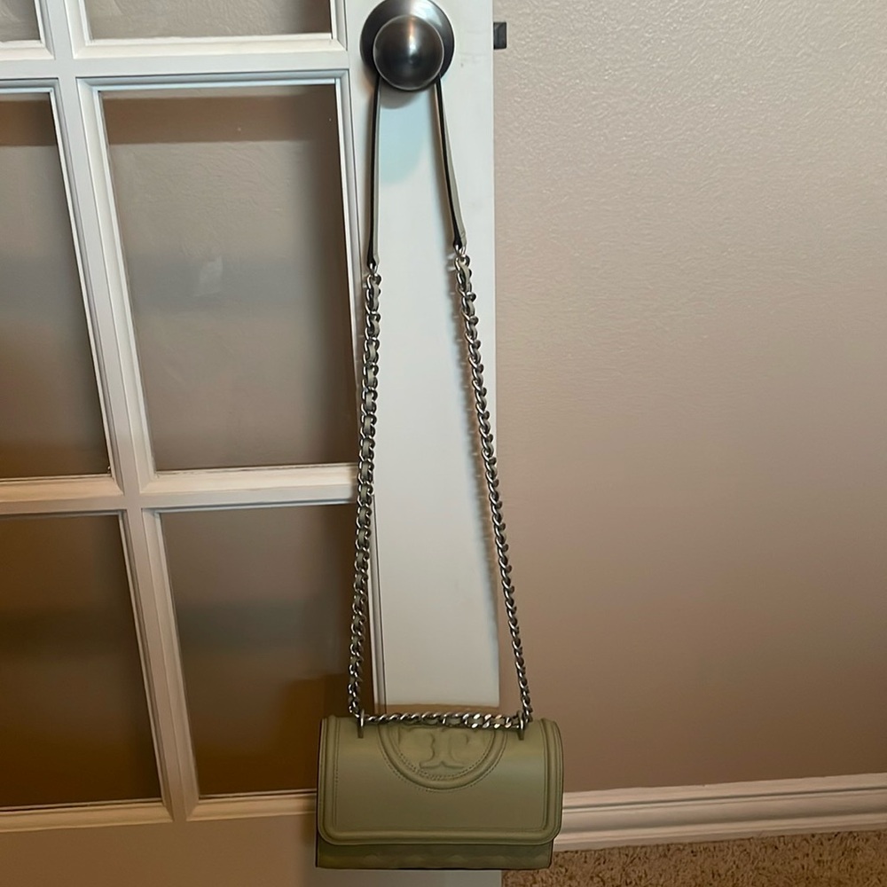 SALE- Tory Burch Small Fleming Convertible Shoulder Bag
Color: Olive S